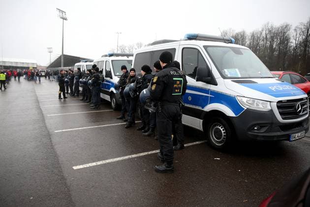 04.02.2024, xmohx, Fussball 2.Bundesliga, SV Elversberg - 1.FC Kaiserslautern emspor, v.l. Polizei vor dem Stadion Symbolbild (DFL DFB REGULATIONS PROHIBIT ANY USE OF PHOTOGRAPHS as IMAGE SEQUENCES and or QUASI-VIDEO) Elversberg