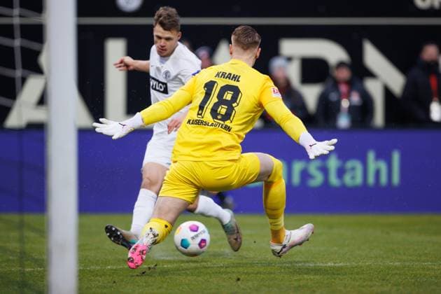 Robin Fellhauer (SV 07 Elversberg) scheitert an Julian Krahl (1.FC Kaiserslautern), SV Elversberg vs 1. FC Kaiserslautern, Fussball, 2. Bundesliga, 20. Spieltag, Saison 2023 2024, 04.02.2024 SV Elversberg vs 1. FC Kaiserslautern, Fussball, 2. Bundesliga, 20. Spieltag, Saison 2023 2024, 04.02.2024 Elversberg