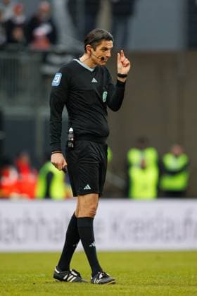 Schiedsrichter Denis Aytekin, SV Elversberg vs 1. FC Kaiserslautern, Fussball, 2. Bundesliga, 20. Spieltag, Saison 2023 2024, 04.02.2024 SV Elversberg vs 1. FC Kaiserslautern, Fussball, 2. Bundesliga, 20. Spieltag, Saison 2023 2024, 04.02.2024 Elversberg