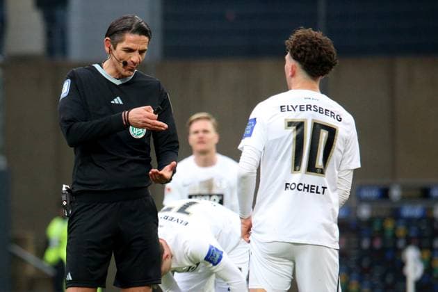 04.02.2024, xmohx, Fussball 2.Bundesliga, SV Elversberg - 1.FC Kaiserslautern emspor, v.l. Schiedsrichter Referee Deniz Aytekin gestikuliert gibt Anweisungen mit den Armen gestikulieren gives instructions, gesticulate. Jannik Rochelt (SV Elversberg) (DFL DFB REGULATIONS PROHIBIT ANY USE OF PHOTOGRAPHS as IMAGE SEQUENCES and or QUASI-VIDEO) Elversberg