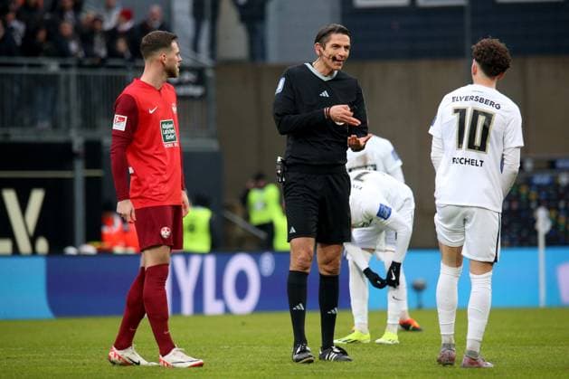 04.02.2024, xmohx, Fussball 2.Bundesliga, SV Elversberg - 1.FC Kaiserslautern emspor, v.l. Boris Tomiak (1. FC Kaiserslautern) Schiedsrichter Referee Deniz Aytekin gestikuliert gibt Anweisungen mit den Armen gestikulieren gives instructions, gesticulate. Jannik Rochelt (SV Elversberg) (DFL DFB REGULATIONS PROHIBIT ANY USE OF PHOTOGRAPHS as IMAGE SEQUENCES and or QUASI-VIDEO) Elversberg