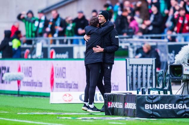 04.02.2024 - Fußball, 2023 2024, 1. Bundesliga, 20. Spieltag, Hannover 96 - FC Hansa Rostock: (L-R) Stefan Leitl (Trainer - Hannover) jubelt nach dem Tor zum 1:0 mit Andre Mijatovic (Hannover) DFL REGULATIONS PROHIBIT ANY USE OF PHOTOGRAPHS AS IMAGE SEQUENCES AND OR QUASI-VIDEO.