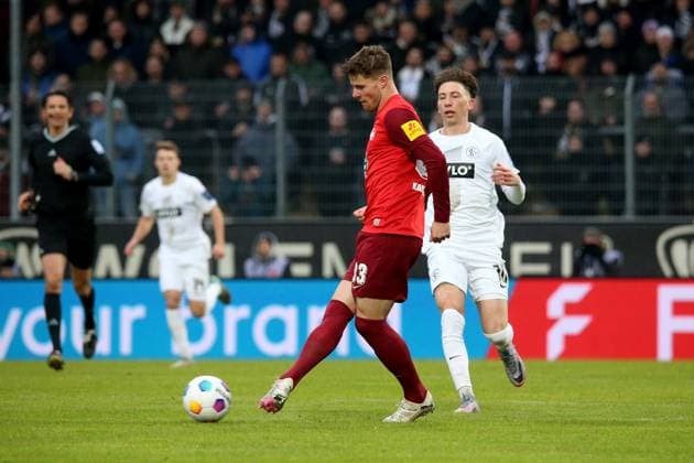 04.02.2024, xmohx, Fussball 2.Bundesliga, SV Elversberg - 1.FC Kaiserslautern emspor, v.l. Jan Elvedi (1. FC Kaiserslautern) Jannik Rochelt (SV Elversberg) Zweikampf, Aktion, action, battle for the ball (DFL DFB REGULATIONS PROHIBIT ANY USE OF PHOTOGRAPHS as IMAGE SEQUENCES and or QUASI-VIDEO) Elversberg