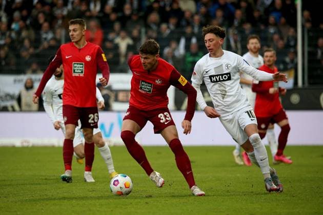 04.02.2024, xmohx, Fussball 2.Bundesliga, SV Elversberg - 1.FC Kaiserslautern emspor, v.l. Jan Elvedi (1. FC Kaiserslautern) Jannik Rochelt (SV Elversberg) Zweikampf, Aktion, action, battle for the ball (DFL DFB REGULATIONS PROHIBIT ANY USE OF PHOTOGRAPHS as IMAGE SEQUENCES and or QUASI-VIDEO) Elversberg