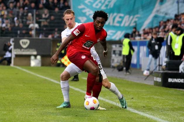 04.02.2024, xmohx, Fussball 2.Bundesliga, SV Elversberg - 1.FC Kaiserslautern emspor, v.l. Maurice Neubauer (SV Elversberg) Frank Ronstadt (1. FC Kaiserslautern) Zweikampf, Aktion, action, battle for the ball (DFL DFB REGULATIONS PROHIBIT ANY USE OF PHOTOGRAPHS as IMAGE SEQUENCES and or QUASI-VIDEO) Elversberg