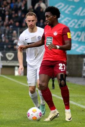 04.02.2024, xmohx, Fussball 2.Bundesliga, SV Elversberg - 1.FC Kaiserslautern emspor, v.l. Maurice Neubauer (SV Elversberg) Frank Ronstadt (1. FC Kaiserslautern) Zweikampf, Aktion, action, battle for the ball (DFL DFB REGULATIONS PROHIBIT ANY USE OF PHOTOGRAPHS as IMAGE SEQUENCES and or QUASI-VIDEO) Elversberg