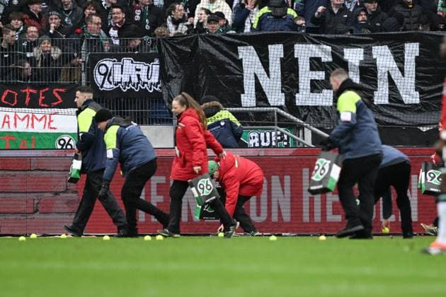 2. Bundesliga - Hannover 06 - FC Hansa Rostock am 04.02..2024 in der HDI Arena in Hannover Ordner sammeln Tennisbälle auf.