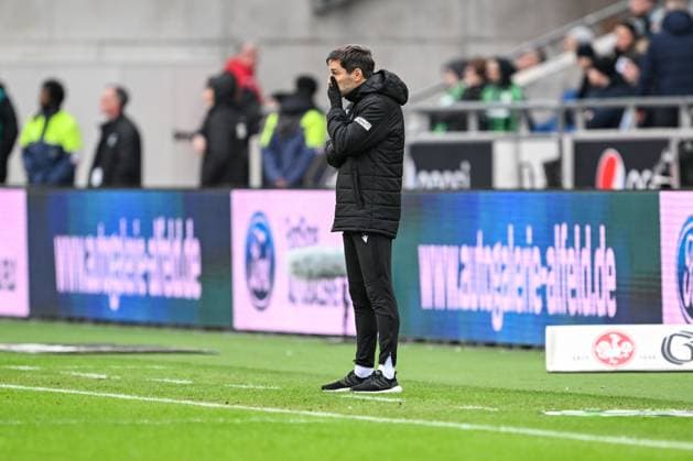 2. Bundesliga - Hannover 06 - FC Hansa Rostock am 04.02..2024 in der HDI Arena in Hannover Trainer Stefan Leitl (Hannover 96) unzufrieden, enttäuscht, enttaeuscht, niedergeschlagen.