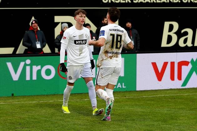 04.02.2024, xmohx, Fussball 2.Bundesliga, SV Elversberg - 1.FC Kaiserslautern emspor, v.l. Torjubel nach dem Tor zum celebrating the goal celebrate 1:0 durch Paul Wanner (SV Elversberg) (DFL DFB REGULATIONS PROHIBIT ANY USE OF PHOTOGRAPHS as IMAGE SEQUENCES and or QUASI-VIDEO) Elversberg