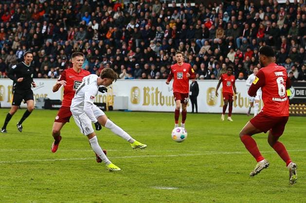 04.02.2024, xmohx, Fussball 2.Bundesliga, SV Elversberg - 1.FC Kaiserslautern emspor, v.l. Paul Wanner (SV Elversberg) erzielt das Tor zum scores the goal 1:0 (DFL DFB REGULATIONS PROHIBIT ANY USE OF PHOTOGRAPHS as IMAGE SEQUENCES and or QUASI-VIDEO) Elversberg