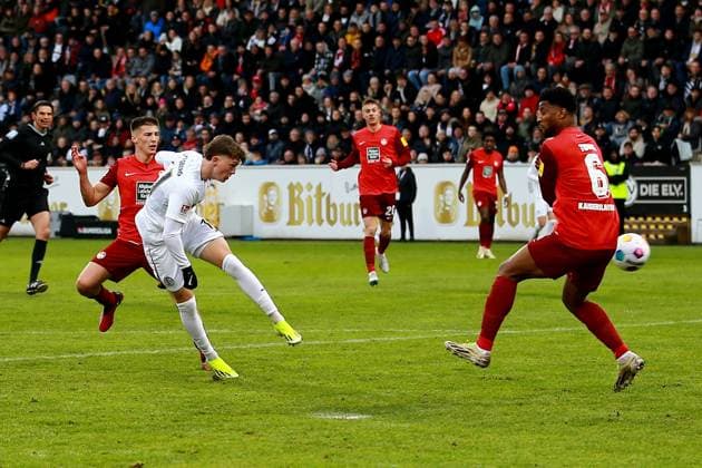 04.02.2024, xmohx, Fussball 2.Bundesliga, SV Elversberg - 1.FC Kaiserslautern emspor, v.l. Paul Wanner (SV Elversberg) erzielt das Tor zum scores the goal 1:0 (DFL DFB REGULATIONS PROHIBIT ANY USE OF PHOTOGRAPHS as IMAGE SEQUENCES and or QUASI-VIDEO) Elversberg