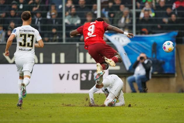 Ragnar Prince Friedel Ache (1.FC Kaiserslautern) im Zweikampf mit Maurice Neubauer (SV 07 Elversberg), SV Elversberg vs 1. FC Kaiserslautern, Fussball, 2. Bundesliga, 20. Spieltag, Saison 2023 2024, 04.02.2024 SV Elversberg vs 1. FC Kaiserslautern, Fussball, 2. Bundesliga, 20. Spieltag, Saison 2023 2024, 04.02.2024 Elversberg