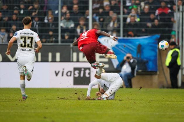 Ragnar Prince Friedel Ache (1.FC Kaiserslautern) im Zweikampf mit Maurice Neubauer (SV 07 Elversberg), SV Elversberg vs 1. FC Kaiserslautern, Fussball, 2. Bundesliga, 20. Spieltag, Saison 2023 2024, 04.02.2024 SV Elversberg vs 1. FC Kaiserslautern, Fussball, 2. Bundesliga, 20. Spieltag, Saison 2023 2024, 04.02.2024 Elversberg