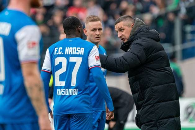 Mersad Selimbegovic (FC Hansa Rostock, Trainer), Christian Kinsombi (FC Hansa Rostock, 27), Kai Pröger (FC Hansa Rostock, 09) GER, Hannover 96 vs. FC Hansa Rostock, Fußball, 2. Bundesliga, 20. Spieltag, Spielzeit 2023 2024, 04.02.2024 DFL REGULATIONS PROHIBIT ANY USE OF PHOTOGRAPHS AS IMAGE SEQUENCES AND OR QUASI-VIDEO Hannover 96 vs. FC Hansa Rostock, Fußball, 2. Bundesliga, 20. Spieltag, Spielzeit 2023 2024, 04.02.2024 Hannover
