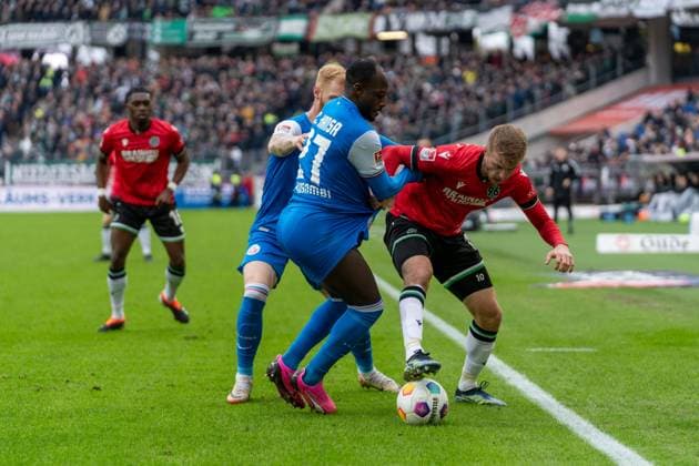 Christian Kinsombi (FC Hansa Rostock, 27), Sebastian Ernst (Hannover 96, 10) GER, Hannover 96 vs. FC Hansa Rostock, Fußball, 2. Bundesliga, 20. Spieltag, Spielzeit 2023 2024, 04.02.2024 DFL REGULATIONS PROHIBIT ANY USE OF PHOTOGRAPHS AS IMAGE SEQUENCES AND OR QUASI-VIDEO Hannover 96 vs. FC Hansa Rostock, Fußball, 2. Bundesliga, 20. Spieltag, Spielzeit 2023 2024, 04.02.2024 Hannover