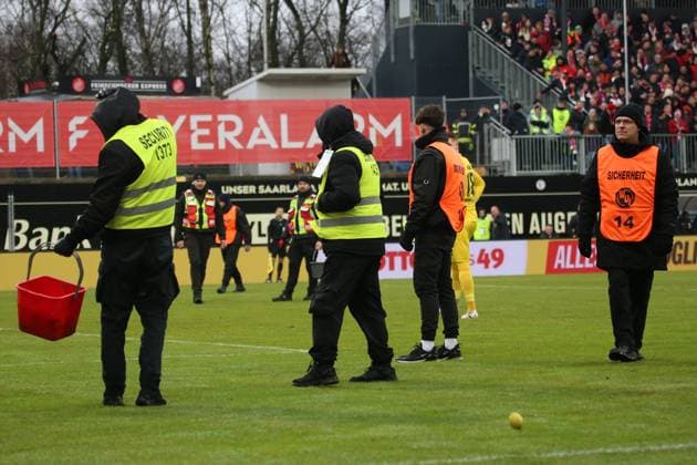 04.02.2024, xmohx, Fussball 2.Bundesliga, SV Elversberg - 1.FC Kaiserslautern emspor, v.l. Fans 1. FC Kaiserslautern Protest Aktion Protestaktion Investoren DFL Investorendeal werfen Zitronen Ordner (DFL DFB REGULATIONS PROHIBIT ANY USE OF PHOTOGRAPHS as IMAGE SEQUENCES and or QUASI-VIDEO) Elversberg