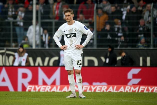 04.02.2024, xmohx, Fussball 2.Bundesliga, SV Elversberg - 1.FC Kaiserslautern emspor, v.l. Carlo Sickinger (SV Elversberg) während der Fans 1. FC Kaiserslautern Protest Aktion Protestaktion Investoren DFL Investorendeal werfen Zitronen Ordner (DFL DFB REGULATIONS PROHIBIT ANY USE OF PHOTOGRAPHS as IMAGE SEQUENCES and or QUASI-VIDEO) Elversberg