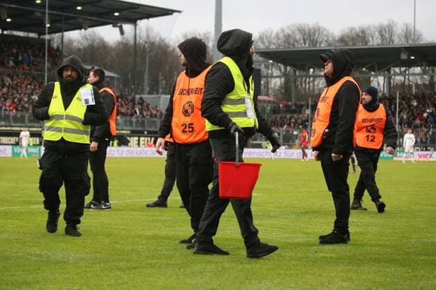 04.02.2024, xmohx, Fussball 2.Bundesliga, SV Elversberg - 1.FC Kaiserslautern emspor, v.l. Fans 1. FC Kaiserslautern Protest Aktion Protestaktion Investoren DFL Investorendeal werfen Zitronen Ordner (DFL DFB REGULATIONS PROHIBIT ANY USE OF PHOTOGRAPHS as IMAGE SEQUENCES and or QUASI-VIDEO) Elversberg