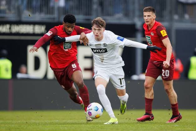 Paul Wanner (SV 07 Elversberg) im Zweikampf mit Almamy Toure (1.FC Kaiserslautern), SV Elversberg vs 1. FC Kaiserslautern, Fussball, 2. Bundesliga, 20. Spieltag, Saison 2023 2024, 04.02.2024 SV Elversberg vs 1. FC Kaiserslautern, Fussball, 2. Bundesliga, 20. Spieltag, Saison 2023 2024, 04.02.2024 Elversberg