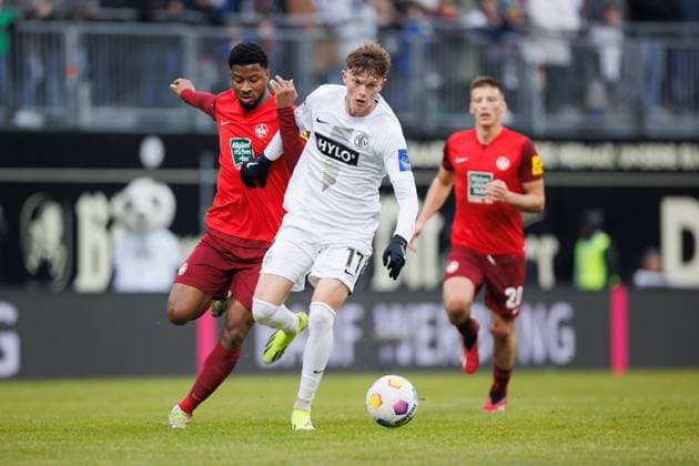 Paul Wanner (SV 07 Elversberg) im Zweikampf mit Almamy Toure (1.FC Kaiserslautern), SV Elversberg vs 1. FC Kaiserslautern, Fussball, 2. Bundesliga, 20. Spieltag, Saison 2023 2024, 04.02.2024 SV Elversberg vs 1. FC Kaiserslautern, Fussball, 2. Bundesliga, 20. Spieltag, Saison 2023 2024, 04.02.2024 Elversberg