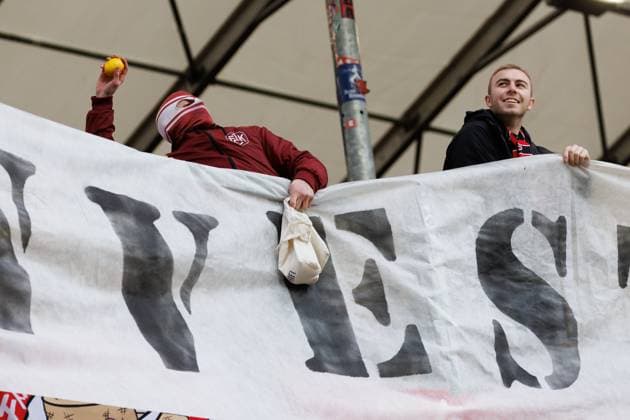 Fan wirft Zitronen auf das Spielfeld, SV Elversberg vs 1. FC Kaiserslautern, Fussball, 2. Bundesliga, 20. Spieltag, Saison 2023 2024, 04.02.2024 SV Elversberg vs 1. FC Kaiserslautern, Fussball, 2. Bundesliga, 20. Spieltag, Saison 2023 2024, 04.02.2024 Elversberg