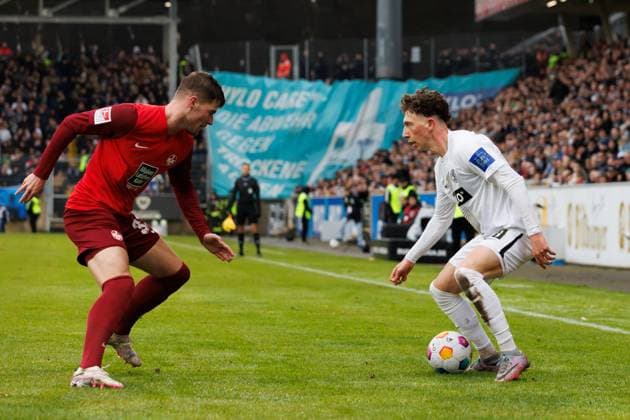Jannik Rochelt (SV 07 Elversberg) im Zweikampf mit Jan Elvedi (1.FC Kaiserslautern), SV Elversberg vs 1. FC Kaiserslautern, Fussball, 2. Bundesliga, 20. Spieltag, Saison 2023 2024, 04.02.2024 SV Elversberg vs 1. FC Kaiserslautern, Fussball, 2. Bundesliga, 20. Spieltag, Saison 2023 2024, 04.02.2024 Elversberg