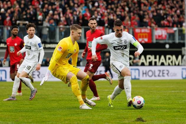 Luca Schnellbacher (SV 07 Elversberg) im Zweikampf mit Julian Krahl (1.FC Kaiserslautern), SV Elversberg vs 1. FC Kaiserslautern, Fussball, 2. Bundesliga, 20. Spieltag, Saison 2023 2024, 04.02.2024 SV Elversberg vs 1. FC Kaiserslautern, Fussball, 2. Bundesliga, 20. Spieltag, Saison 2023 2024, 04.02.2024 Elversberg