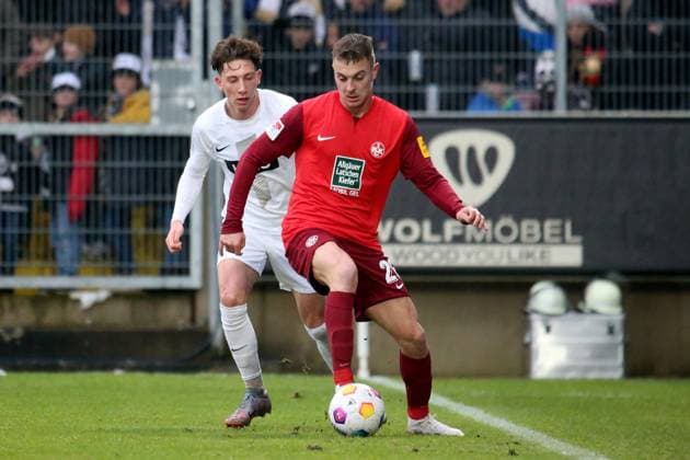 04.02.2024, xmohx, Fussball 2.Bundesliga, SV Elversberg - 1.FC Kaiserslautern emspor, v.l. Jannik Rochelt (SV Elversberg) Fliip Kaloc (1. FC Kaiserslautern) Zweikampf, Aktion, action, battle for the ball (DFL DFB REGULATIONS PROHIBIT ANY USE OF PHOTOGRAPHS as IMAGE SEQUENCES and or QUASI-VIDEO) Elversberg