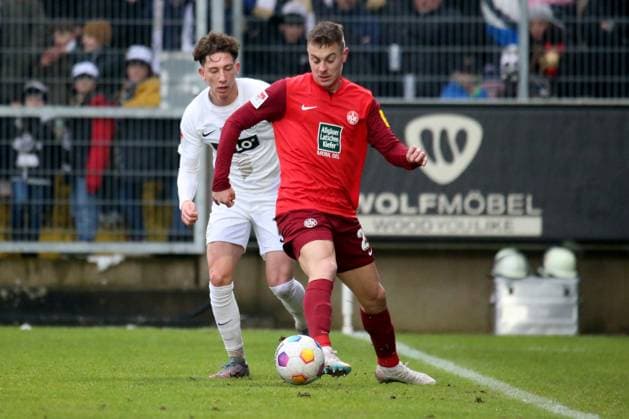 04.02.2024, xmohx, Fussball 2.Bundesliga, SV Elversberg - 1.FC Kaiserslautern emspor, v.l. Jannik Rochelt (SV Elversberg) Fliip Kaloc (1. FC Kaiserslautern) Zweikampf, Aktion, action, battle for the ball (DFL DFB REGULATIONS PROHIBIT ANY USE OF PHOTOGRAPHS as IMAGE SEQUENCES and or QUASI-VIDEO) Elversberg
