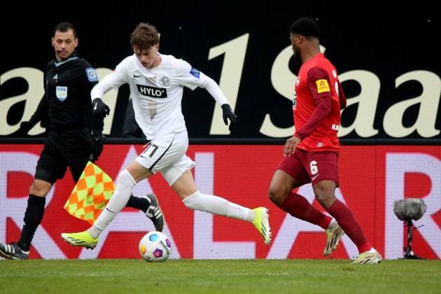 04.02.2024, xmohx, Fussball 2.Bundesliga, SV Elversberg - 1.FC Kaiserslautern emspor, v.l. Paul Wanner (SV Elversberg) Almamy Toure (1. FC Kaiserslautern) Zweikampf, Aktion, action, battle for the ball (DFL DFB REGULATIONS PROHIBIT ANY USE OF PHOTOGRAPHS as IMAGE SEQUENCES and or QUASI-VIDEO) Elversberg