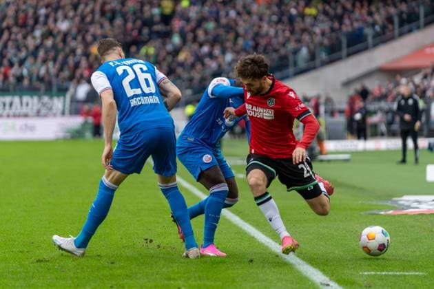 Janik Bachmann (FC Hansa Rostock, 26), Christian Kinsombi (FC Hansa Rostock, 27), Kolja Oudenne (Hannover 96, 29) GER, Hannover 96 vs. FC Hansa Rostock, Fußball, 2. Bundesliga, 20. Spieltag, Spielzeit 2023 2024, 04.02.2024 DFL REGULATIONS PROHIBIT ANY USE OF PHOTOGRAPHS AS IMAGE SEQUENCES AND OR QUASI-VIDEO Hannover 96 vs. FC Hansa Rostock, Fußball, 2. Bundesliga, 20. Spieltag, Spielzeit 2023 2024, 04.02.2024 Hannover
