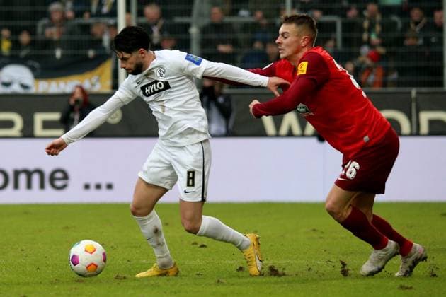 04.02.2024, xmohx, Fussball 2.Bundesliga, SV Elversberg - 1.FC Kaiserslautern emspor, v.l. Semih Sahin (SV Elversberg) Fliip Kaloc (1. FC Kaiserslautern) Zweikampf, Aktion, action, battle for the ball (DFL DFB REGULATIONS PROHIBIT ANY USE OF PHOTOGRAPHS as IMAGE SEQUENCES and or QUASI-VIDEO) Elversberg