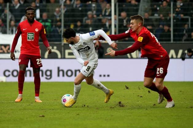 04.02.2024, xmohx, Fussball 2.Bundesliga, SV Elversberg - 1.FC Kaiserslautern emspor, v.l. Semih Sahin (SV Elversberg) Fliip Kaloc (1. FC Kaiserslautern) Zweikampf, Aktion, action, battle for the ball (DFL DFB REGULATIONS PROHIBIT ANY USE OF PHOTOGRAPHS as IMAGE SEQUENCES and or QUASI-VIDEO) Elversberg