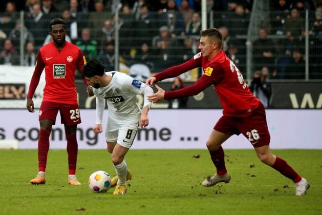 04.02.2024, xmohx, Fussball 2.Bundesliga, SV Elversberg - 1.FC Kaiserslautern emspor, v.l. Semih Sahin (SV Elversberg) Fliip Kaloc (1. FC Kaiserslautern) Zweikampf, Aktion, action, battle for the ball (DFL DFB REGULATIONS PROHIBIT ANY USE OF PHOTOGRAPHS as IMAGE SEQUENCES and or QUASI-VIDEO) Elversberg