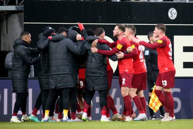 04.02.2024, xmohx, Fussball 2.Bundesliga, SV Elversberg - 1.FC Kaiserslautern emspor, v.l. Torjubel nach dem Tor zum celebrating the goal celebrate 1:1 durch Ragnar Ache (1. FC Kaiserslautern) (DFL DFB REGULATIONS PROHIBIT ANY USE OF PHOTOGRAPHS as IMAGE SEQUENCES and or QUASI-VIDEO) Elversberg