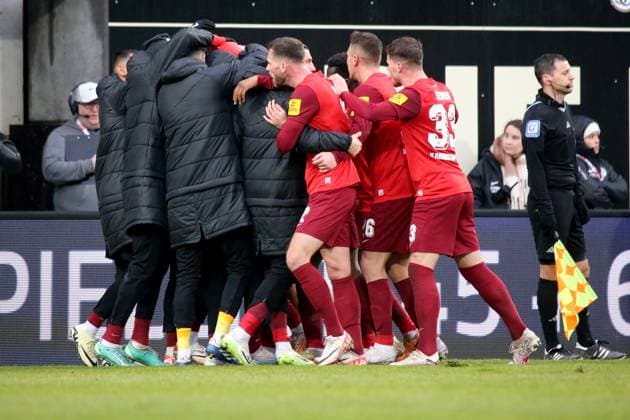 04.02.2024, xmohx, Fussball 2.Bundesliga, SV Elversberg - 1.FC Kaiserslautern emspor, v.l. Torjubel nach dem Tor zum celebrating the goal celebrate 1:1 durch Ragnar Ache (1. FC Kaiserslautern) (DFL DFB REGULATIONS PROHIBIT ANY USE OF PHOTOGRAPHS as IMAGE SEQUENCES and or QUASI-VIDEO) Elversberg