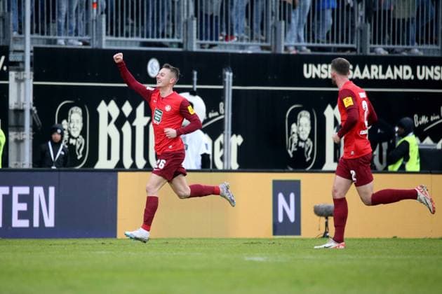 04.02.2024, xmohx, Fussball 2.Bundesliga, SV Elversberg - 1.FC Kaiserslautern emspor, v.l. Torjubel nach dem Tor zum celebrating the goal celebrate 1:1 durch Ragnar Ache (1. FC Kaiserslautern) Fliip Kaloc (1. FC Kaiserslautern) jubelt (DFL DFB REGULATIONS PROHIBIT ANY USE OF PHOTOGRAPHS as IMAGE SEQUENCES and or QUASI-VIDEO) Elversberg