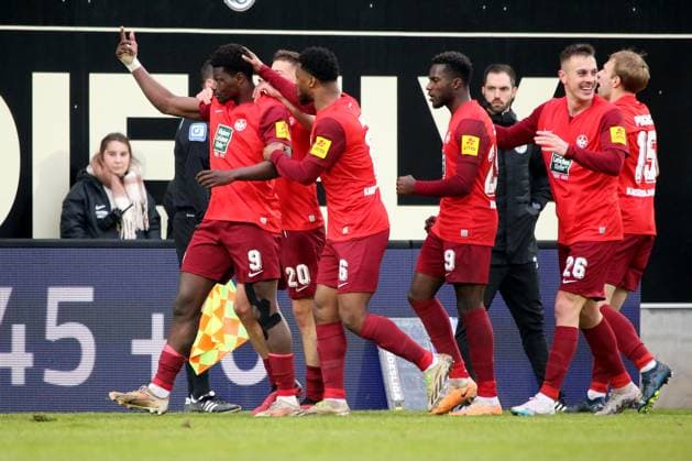 04.02.2024, xmohx, Fussball 2.Bundesliga, SV Elversberg - 1.FC Kaiserslautern emspor, v.l. Torjubel nach dem Tor zum celebrating the goal celebrate 1:1 durch Ragnar Ache (1. FC Kaiserslautern) (DFL DFB REGULATIONS PROHIBIT ANY USE OF PHOTOGRAPHS as IMAGE SEQUENCES and or QUASI-VIDEO) Elversberg