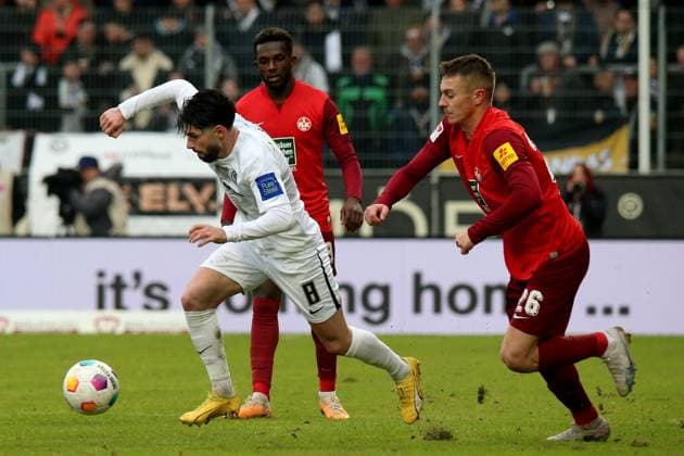 04.02.2024, xmohx, Fussball 2.Bundesliga, SV Elversberg - 1.FC Kaiserslautern emspor, v.l. Semih Sahin (SV Elversberg) Fliip Kaloc (1. FC Kaiserslautern) Zweikampf, Aktion, action, battle for the ball (DFL DFB REGULATIONS PROHIBIT ANY USE OF PHOTOGRAPHS as IMAGE SEQUENCES and or QUASI-VIDEO) Elversberg