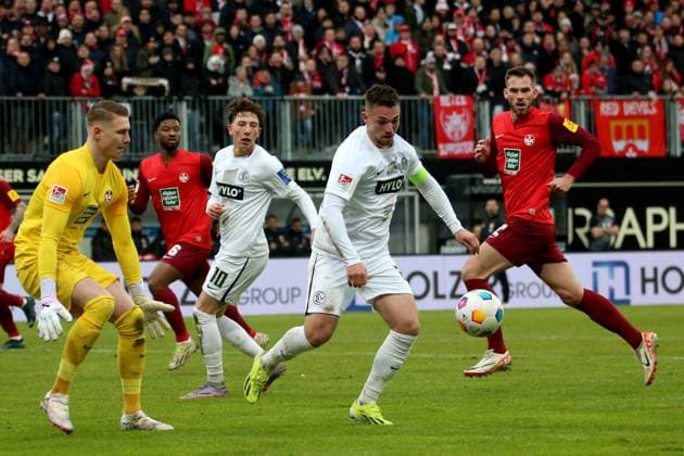 04.02.2024, xmohx, Fussball 2.Bundesliga, SV Elversberg - 1.FC Kaiserslautern emspor, v.l. Julian Krahl (1. FC Kaiserslautern) Luca Schnellbacher (SV Elversberg) Zweikampf, Aktion, action, battle for the ball (DFL DFB REGULATIONS PROHIBIT ANY USE OF PHOTOGRAPHS as IMAGE SEQUENCES and or QUASI-VIDEO) Elversberg