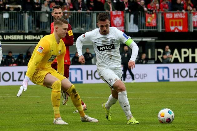 04.02.2024, xmohx, Fussball 2.Bundesliga, SV Elversberg - 1.FC Kaiserslautern emspor, v.l. Julian Krahl (1. FC Kaiserslautern) Luca Schnellbacher (SV Elversberg) Zweikampf, Aktion, action, battle for the ball (DFL DFB REGULATIONS PROHIBIT ANY USE OF PHOTOGRAPHS as IMAGE SEQUENCES and or QUASI-VIDEO) Elversberg