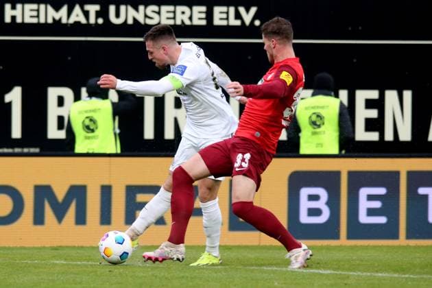 04.02.2024, xmohx, Fussball 2.Bundesliga, SV Elversberg - 1.FC Kaiserslautern emspor, v.l. Luca Schnellbacher (SV Elversberg) Jan Elvedi (1. FC Kaiserslautern) Zweikampf, Aktion, action, battle for the ball (DFL DFB REGULATIONS PROHIBIT ANY USE OF PHOTOGRAPHS as IMAGE SEQUENCES and or QUASI-VIDEO) Elversberg