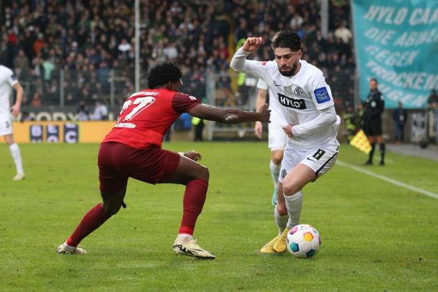 04.02.2024, xmohx, Fussball 2.Bundesliga, SV Elversberg - 1.FC Kaiserslautern emspor, v.l. Frank Ronstadt (1. FC Kaiserslautern) Semih Sahin (SV Elversberg) Zweikampf, Aktion, action, battle for the ball (DFL DFB REGULATIONS PROHIBIT ANY USE OF PHOTOGRAPHS as IMAGE SEQUENCES and or QUASI-VIDEO) Elversberg