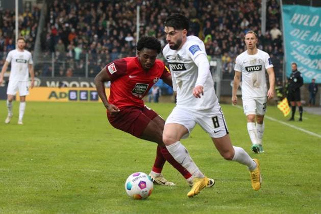 04.02.2024, xmohx, Fussball 2.Bundesliga, SV Elversberg - 1.FC Kaiserslautern emspor, v.l. Frank Ronstadt (1. FC Kaiserslautern) Semih Sahin (SV Elversberg) Zweikampf, Aktion, action, battle for the ball (DFL DFB REGULATIONS PROHIBIT ANY USE OF PHOTOGRAPHS as IMAGE SEQUENCES and or QUASI-VIDEO) Elversberg
