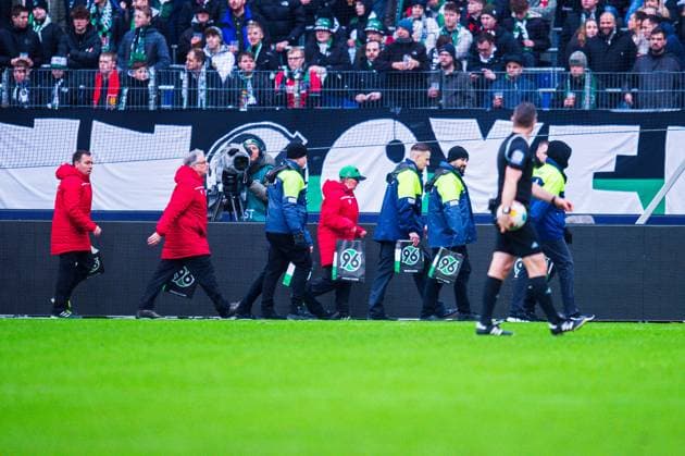 04.02.2024 - Fußball, 2023 2024, 1. Bundesliga, 20. Spieltag, Hannover 96 - FC Hansa Rostock: Fans (Hannover) werfen Tennisbälle aus Protest gegen die DFL, Deutsche Fußball Liga. Ordner entfernen sie vom Spielfeldrand DFL REGULATIONS PROHIBIT ANY USE OF PHOTOGRAPHS AS IMAGE SEQUENCES AND OR QUASI-VIDEO.