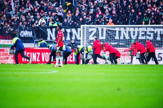 04.02.2024 - Fußball, 2023 2024, 1. Bundesliga, 20. Spieltag, Hannover 96 - FC Hansa Rostock: Fans (Hannover) werfen Tennisbälle aus Protest gegen die DFL, Deutsche Fußball Liga. Ordner entfernen sie vom Spielfeldrand DFL REGULATIONS PROHIBIT ANY USE OF PHOTOGRAPHS AS IMAGE SEQUENCES AND OR QUASI-VIDEO.