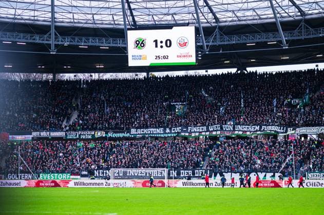 04.02.2024 - Fußball, 2023 2024, 1. Bundesliga, 20. Spieltag, Hannover 96 - FC Hansa Rostock: Fans (Hannover) mit Banner, Schriftzug Blackstone & CVC - Finger weg von unserem Fußball DFL REGULATIONS PROHIBIT ANY USE OF PHOTOGRAPHS AS IMAGE SEQUENCES AND OR QUASI-VIDEO.