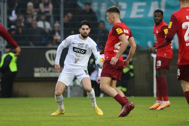 04.02.2024, Fussball, Herren, 2. Bundesliga, Saison 2023 2024, SV 07 Elversberg - 1. FC Kaiserslautern, Semih Sahin (SV 07 Elversberg), Filip Kaloc (1. FC Kaiserslautern) Elversberg Ursapharm-Arena an der Kaiserlinde Saarland Deutschland (DE)