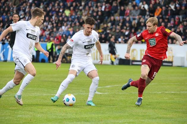 04.02.2024, Fussball, Herren, 2. Bundesliga, Saison 2023 2024, SV 07 Elversberg - 1. FC Kaiserslautern, Hugo Vandermersch (SV 07 Elversberg), Tymoteusz Puchacz (1. FC Kaiserslautern) Elversberg Ursapharm-Arena an der Kaiserlinde Saarland Deutschland (DE)