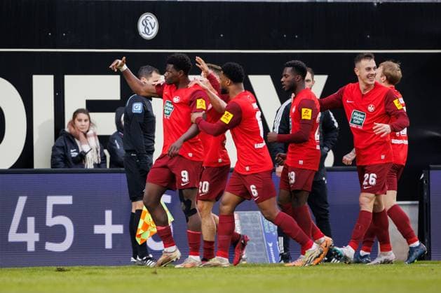Ragnar Prince Friedel Ache (1.FC Kaiserslautern) bejubelt den Treffer zum 1:1 mit Richmond Tachie (1.FC Kaiserslautern), Almamy Toure (1.FC Kaiserslautern), Tymoteusz Puchacz (1.FC Kaiserslautern) und Filip Kaloc (1.FC Kaiserslautern), SV Elversberg vs 1. FC Kaiserslautern, Fussball, 2. Bundesliga, 20. Spieltag, Saison 2023 2024, 04.02.2024 SV Elversberg vs 1. FC Kaiserslautern, Fussball, 2. Bundesliga, 20. Spieltag, Saison 2023 2024, 04.02.2024 Elversberg
